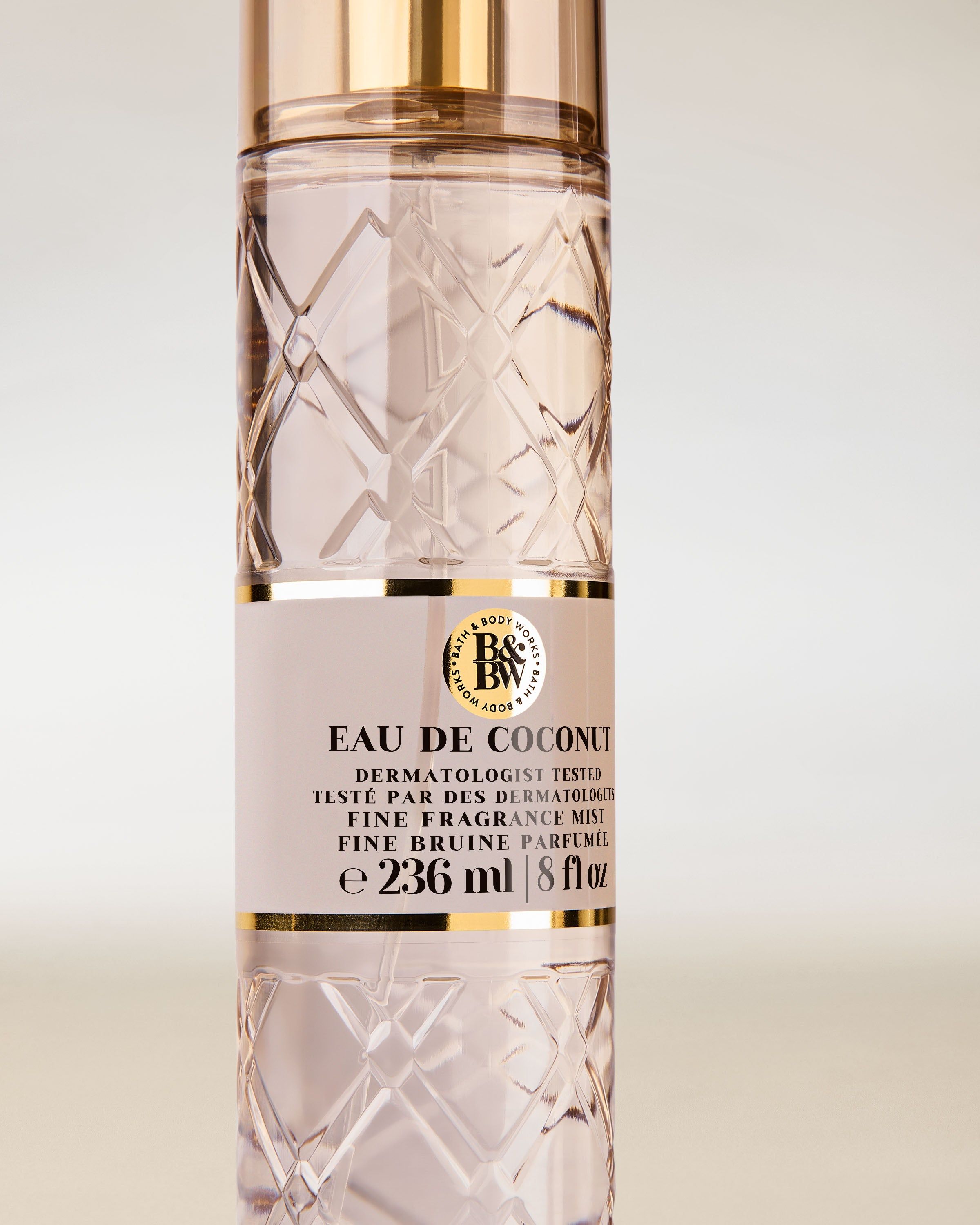 Eau de Coconut Bath & Body Works – vonná mlha v elegantním, čirém flakonu s kokosovým nádechem.