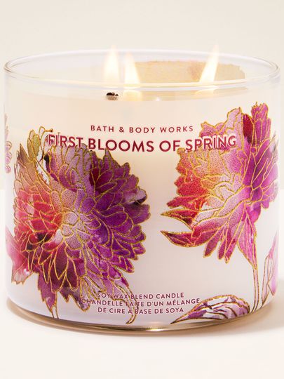 Bath & Body Works First Blooms of Spring – tříknotová svíčka v bílém skle se zlatorůžovým květinovým motivem a jarní vůní.