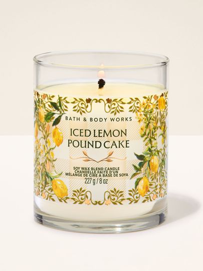 Vonná svíčka Bath & Body Works Iced Lemon Pound Cake 227 g ve skleněné dóze s citrusovým motivem.
