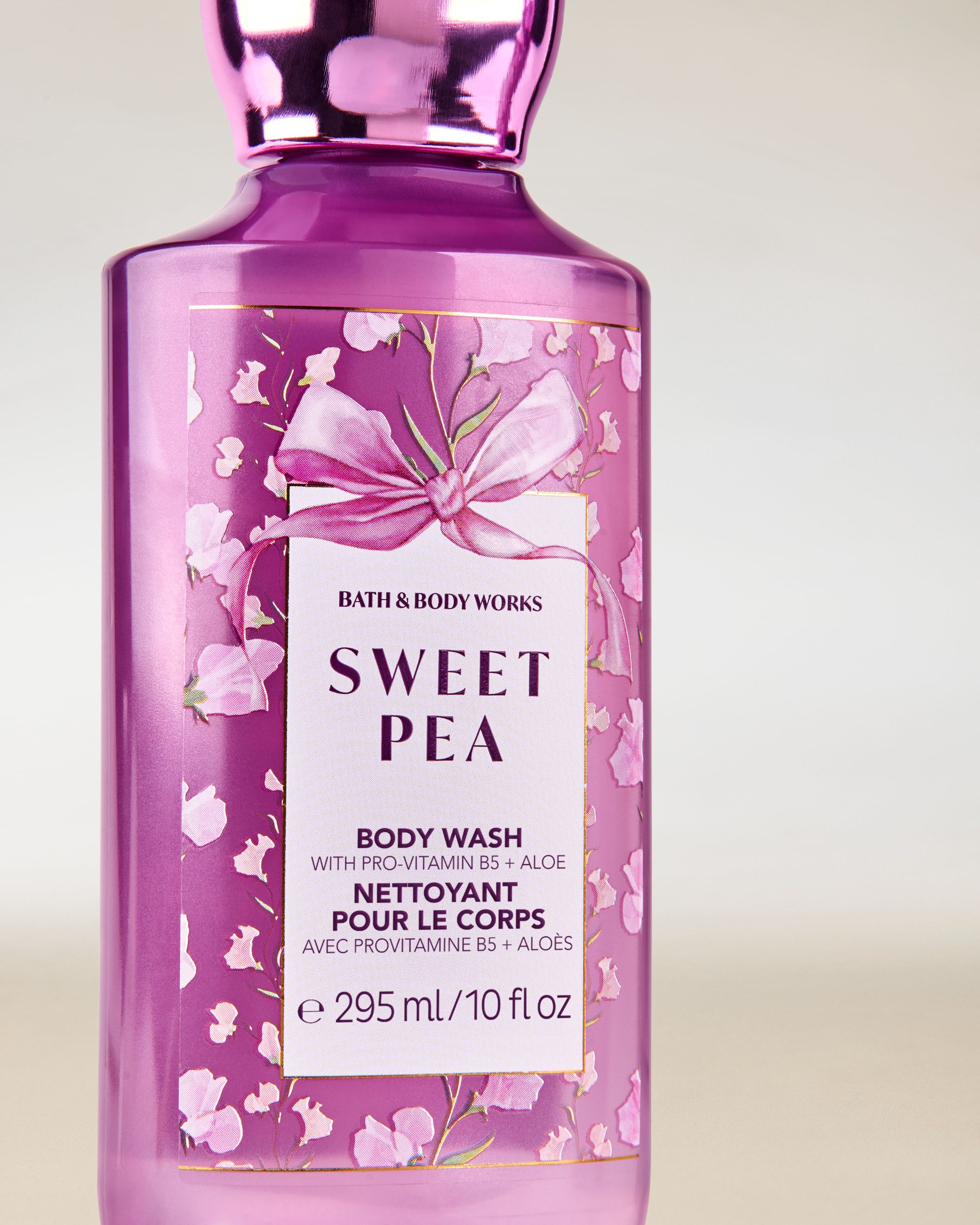 Sprchový gel Sweet Pea od Bath & Body Works ve fialové lahvičce s flip víčkem a květinovou dekorativní etiketou.