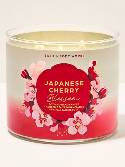 Tříknotová vonná svíčka Bath & Body Works Japanese Cherry Blossom ve skleněné dóze s květinovým motivem.