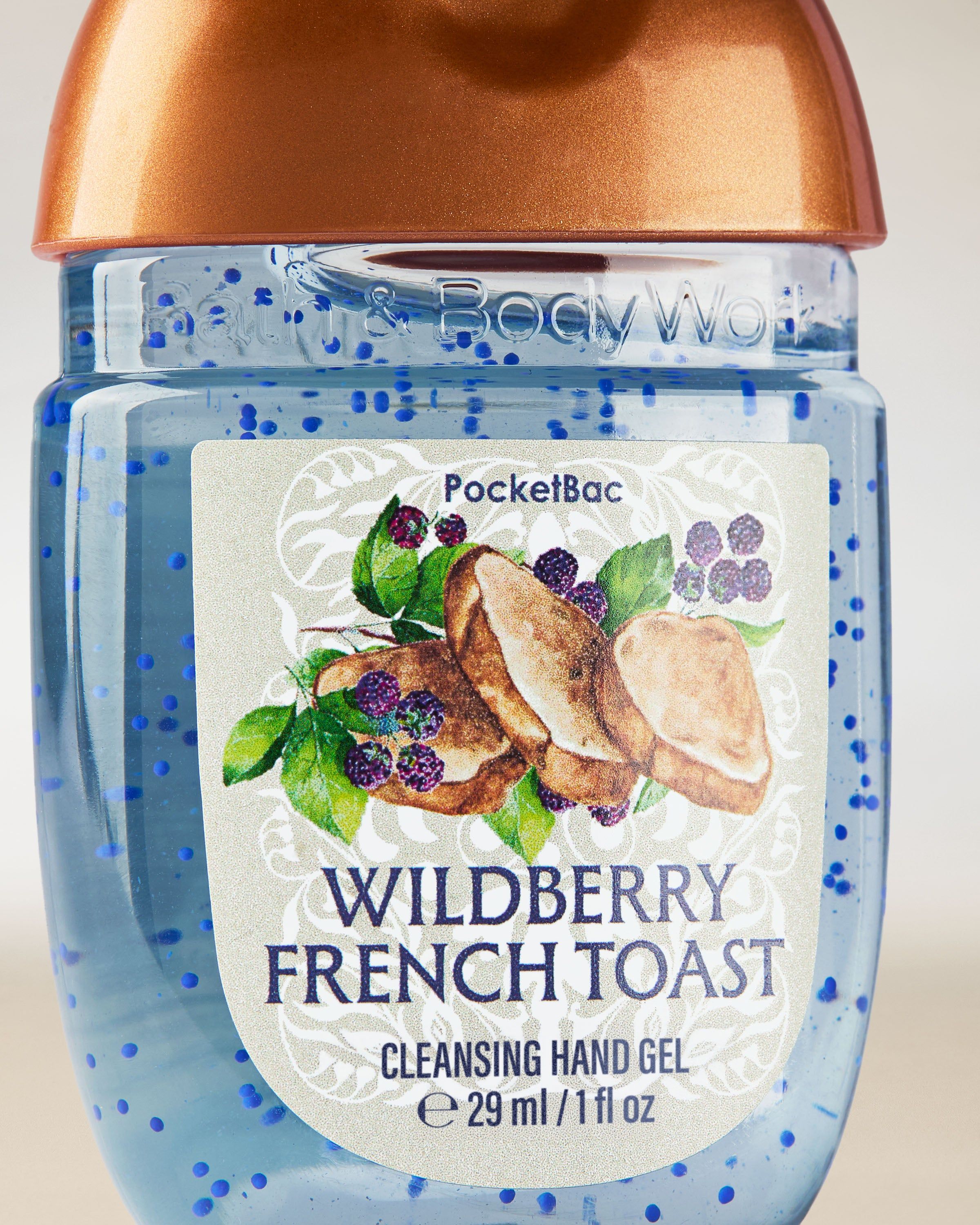 Bath & Body Works Wildberry French Toast PocketBac – dezinfekční gel na ruce v modré lahvičce s motivem toastů a ovoce.