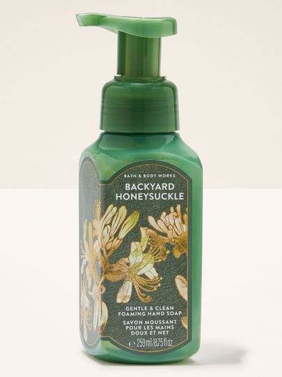 Pěna na ruce Bath & Body Works „Backyard Honeysuckle” — zelená láhev s květinami.