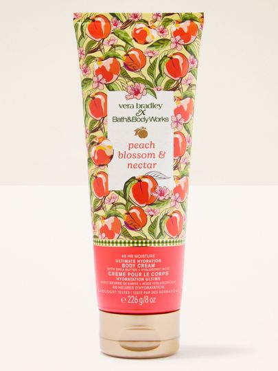 Bath & Body Works Peach Blossom & Nectar – tělový krém v tubě s dekorativním broskvově‑květinovým motivem.