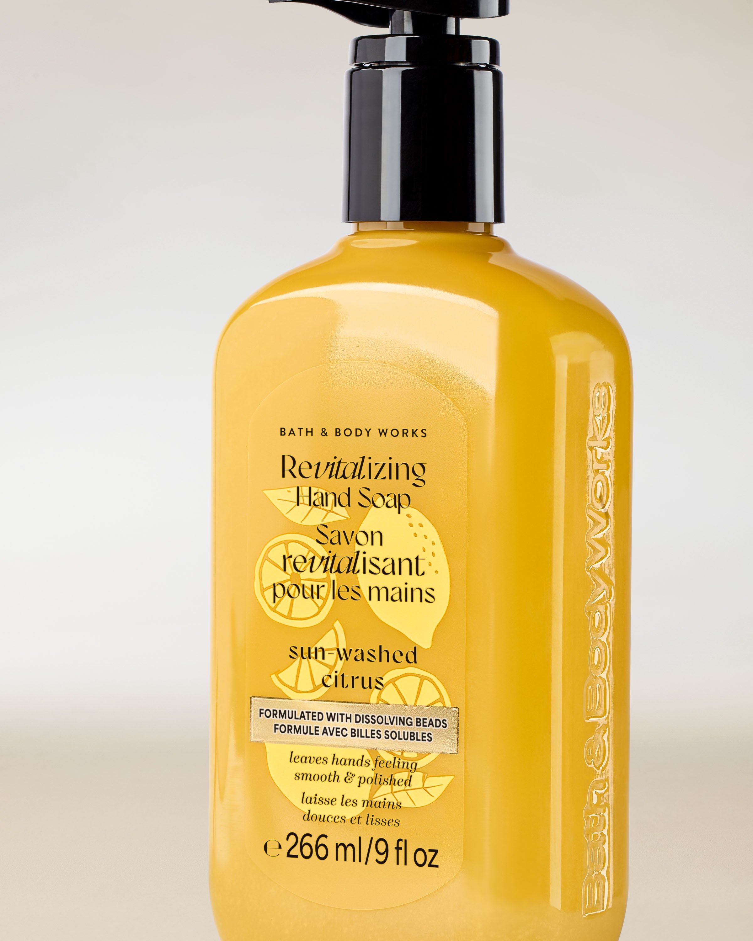 Gel na mytí rukou Bath & Body Works Sun‑Washed Citrus 266 ml ve žluté lahvi s pumpičkou.