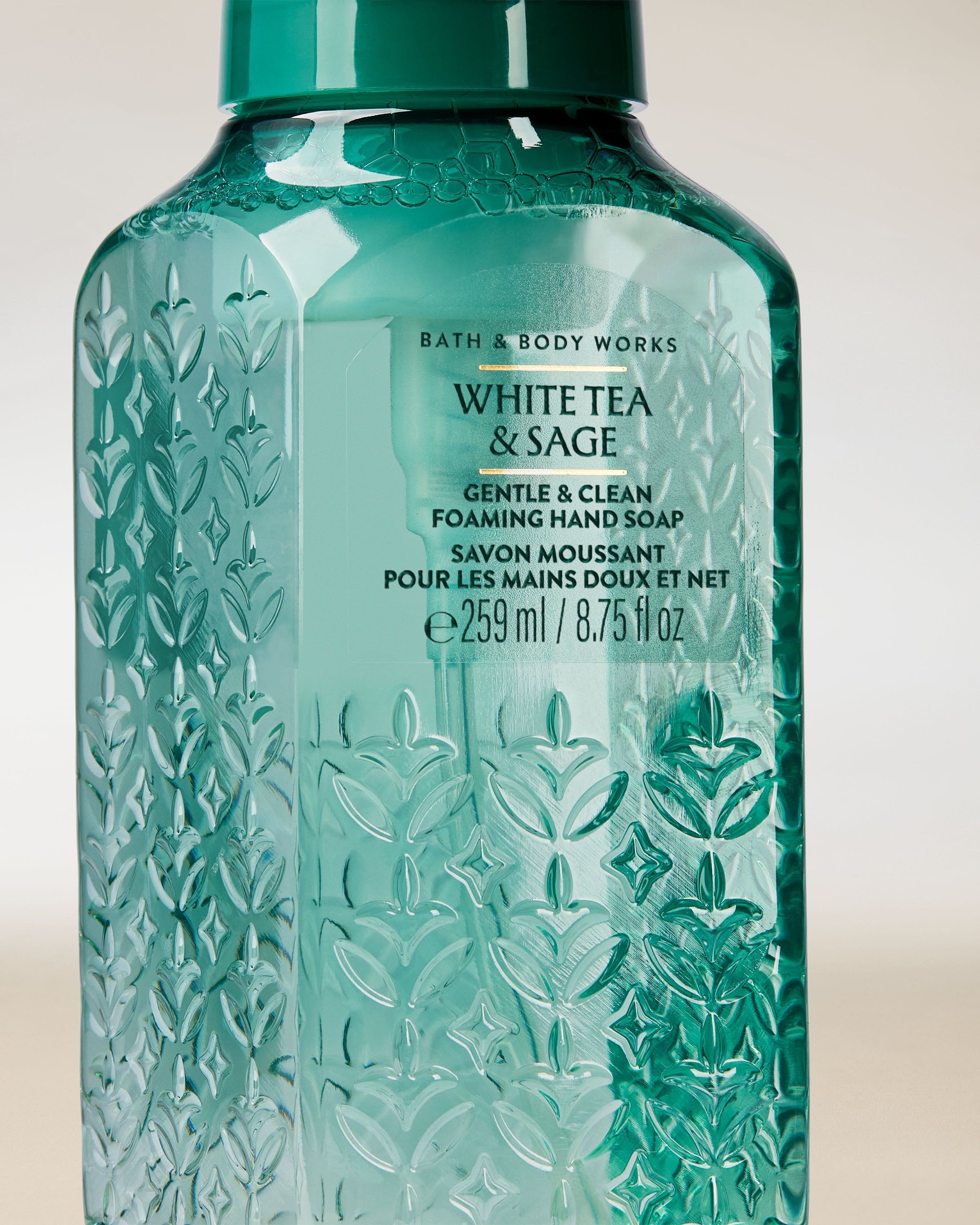 Pěnové mýdlo na ruce Bath & Body Works White Tea & Sage 259 ml v průhledné zelené lahvi s pumpičkou.