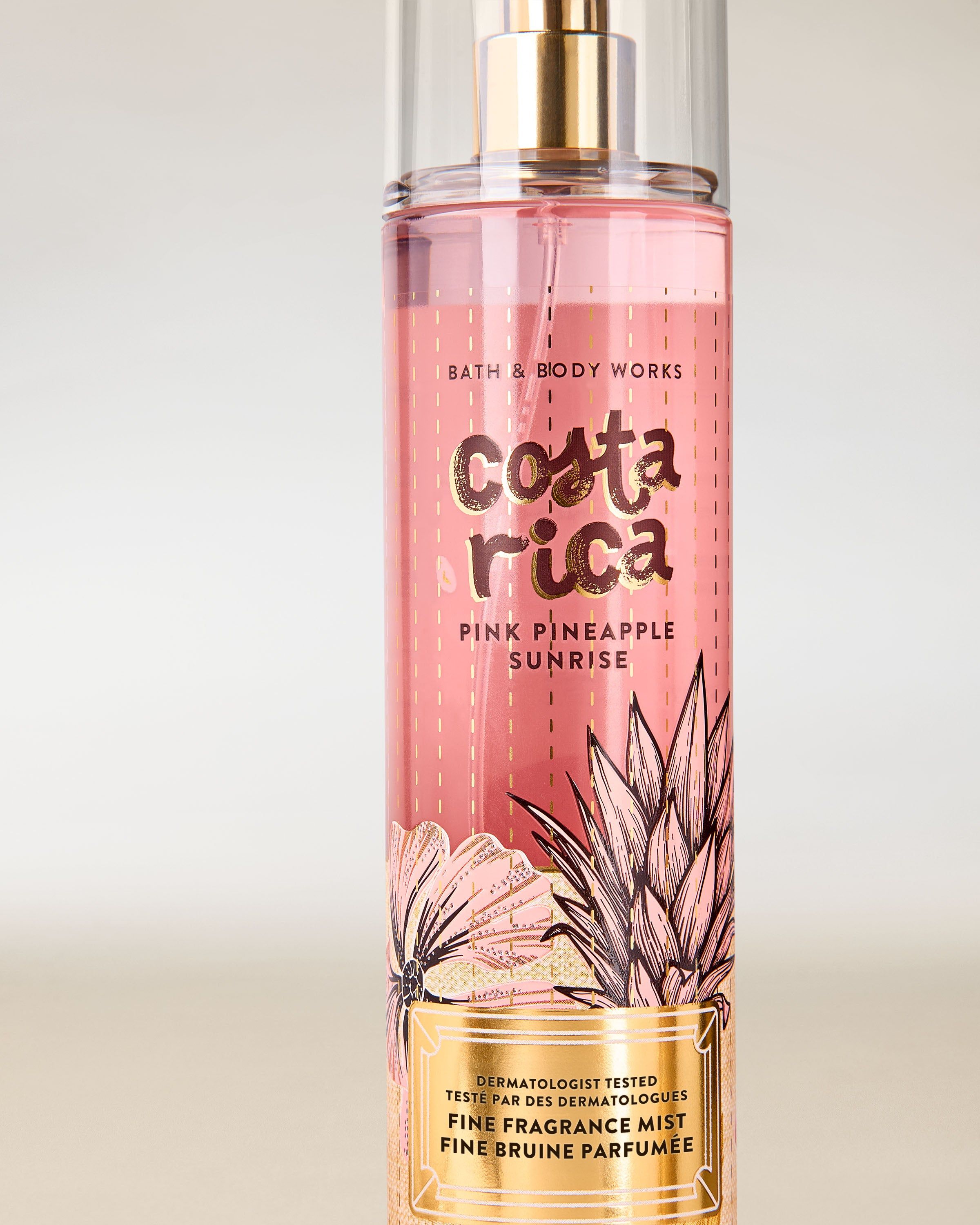 Vonná mlha Costa Rica Pink Pineapple Sunrise od Bath & Body Works v růžové lahvičce s rozprašovačem a tropickou grafikou.