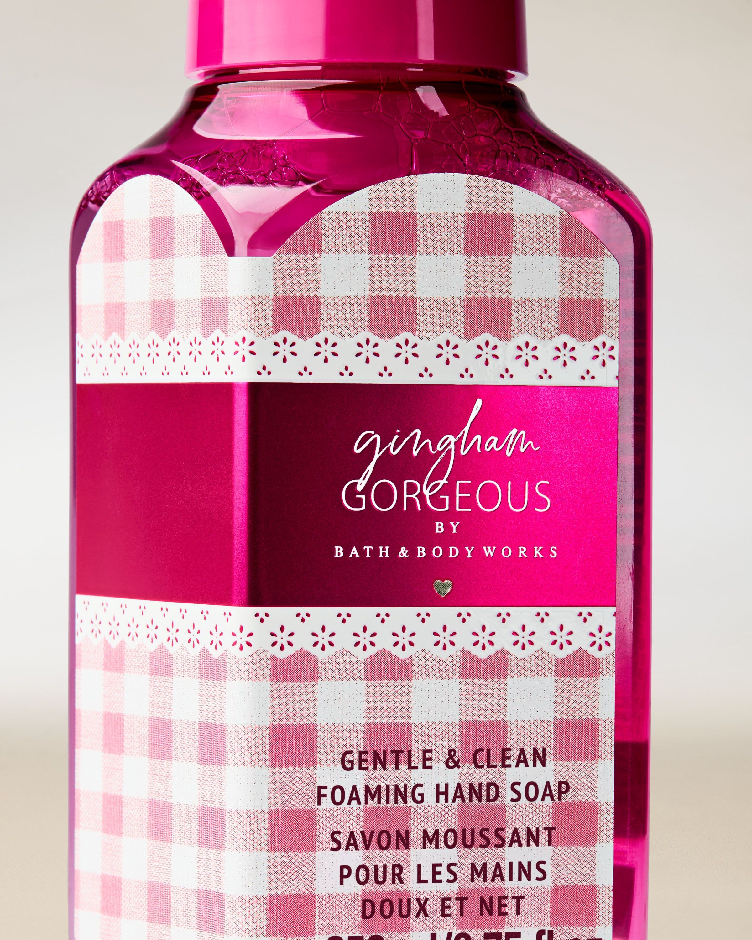 Pěnové mýdlo na ruce Bath & Body Works Gingham Gorgeous 259 ml v růžové lahvi s pumpičkou.