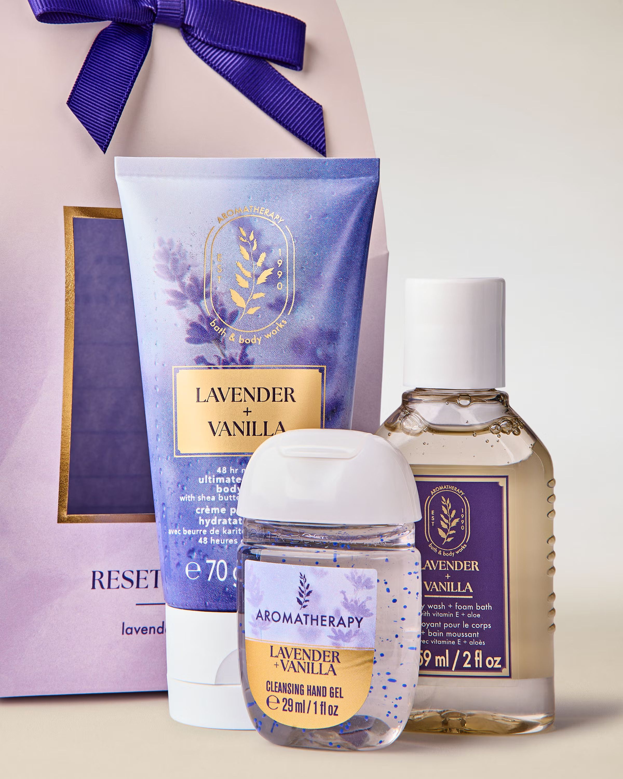 Sada Aromatherapy Lavender + Vanilla Bath & Body Works – uklidňující levandulovo‑vanilkový pečující set.

