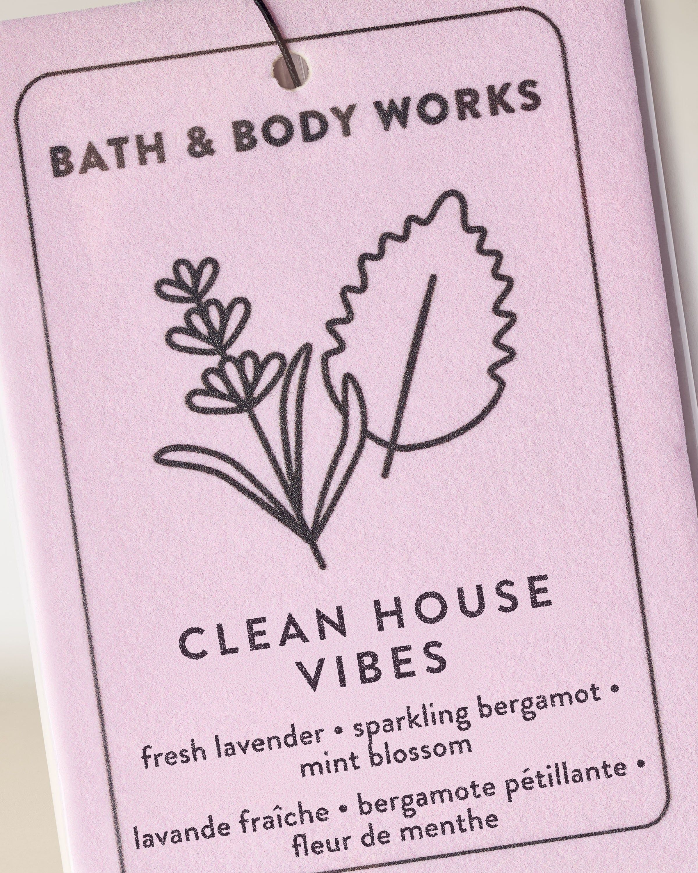 Závěsná vůně Bath & Body Works Clean House Vibes s pastelovým štítkem a rostlinným motiv