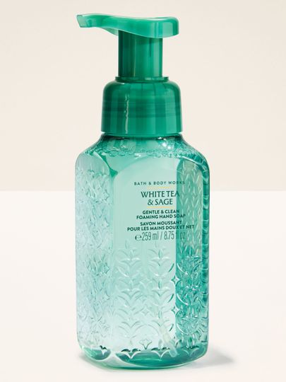 Pěnové mýdlo na ruce Bath & Body Works White Tea & Sage 259 ml v průhledné zelené lahvi s pumpičkou.