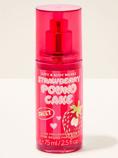 Tělová parfémová mlha Strawberry Pound Cake Bath & Body Works v růžovém flakonu s motivem jahody