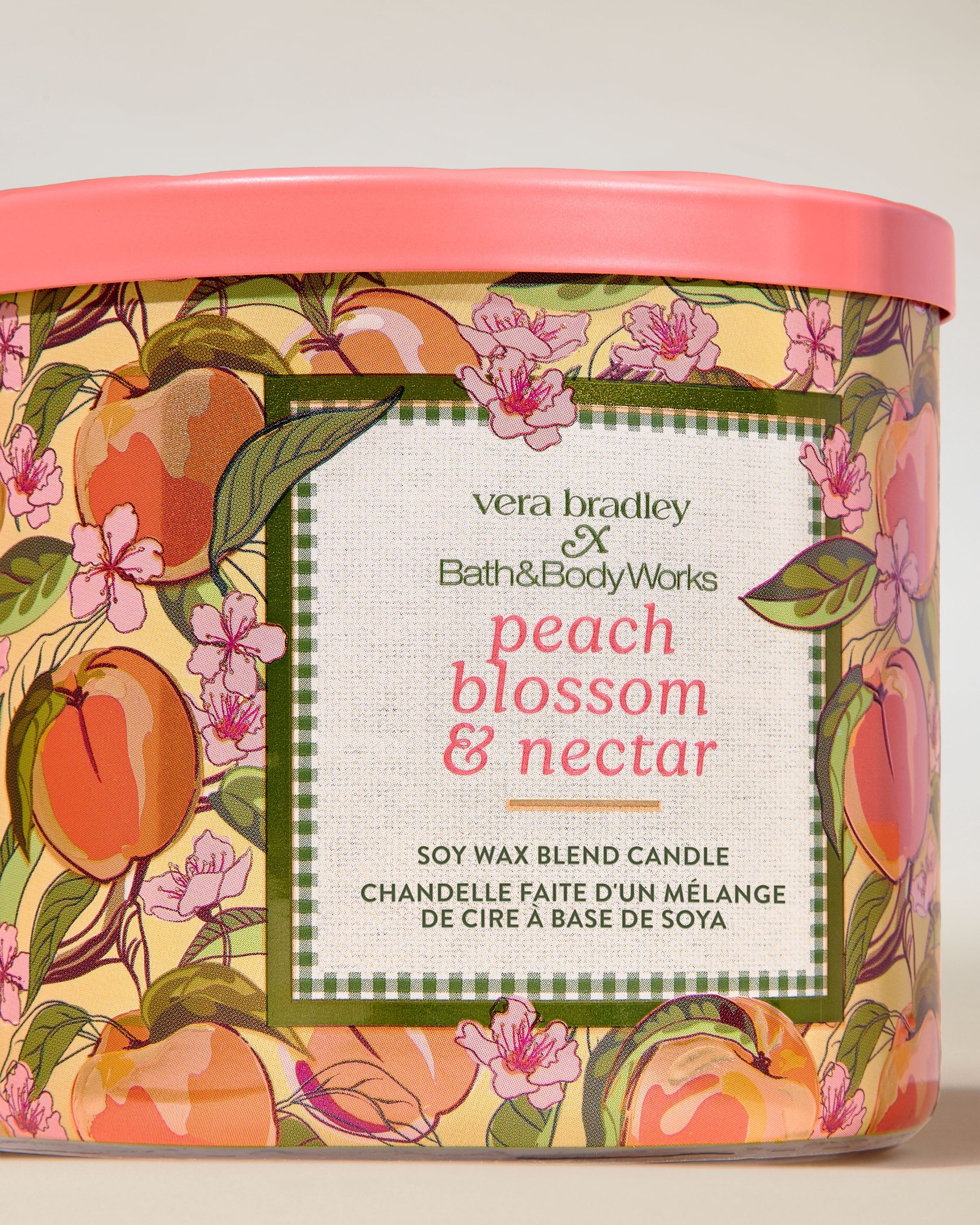 Bath & Body Works Peach Blossom & Nectar – vonná svíčka ze sójové voskové směsi v dekorovaném skle s květinově‑ovocným motivem.
