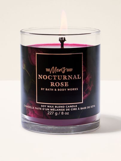 Bath & Body Works Nocturnal Rose – pánská svíčka 227 g v tmavém skle s růžovým motivem a temně vínovým voskem.