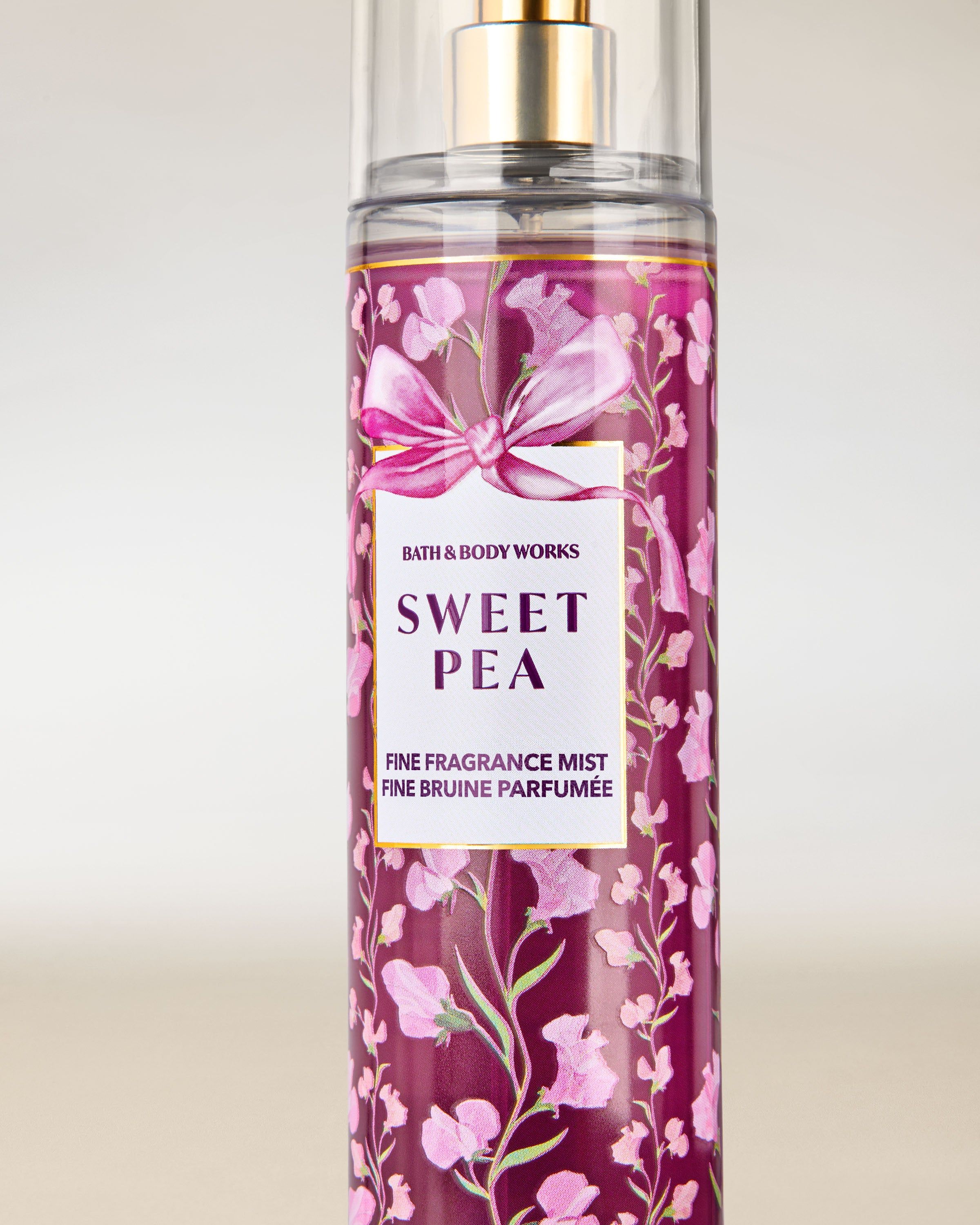 Vonná mlha Sweet Pea od Bath & Body Works v růžové lahvičce s rozprašovačem a dekorativní květinovou etiketou.