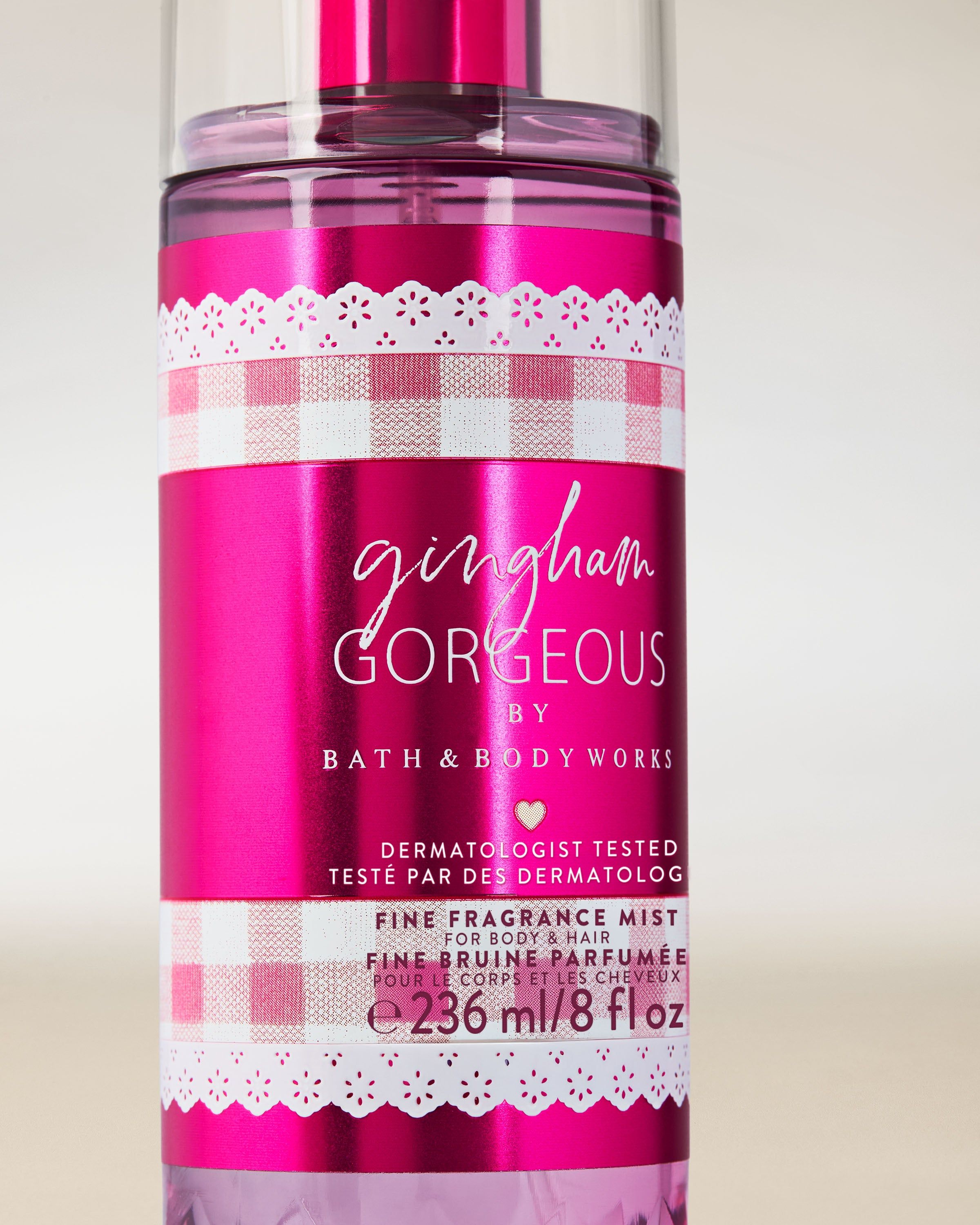 Vonná mlha Bath & Body Works Gingham Gorgeous 236 ml v růžovém flakonu s rozprašovačem.