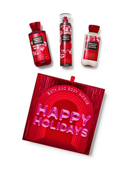 Zestaw kosmetyków z żelem pod prysznic, mgiełką i balsamem Japanese Cherry Blossom, Bath & Body Works.