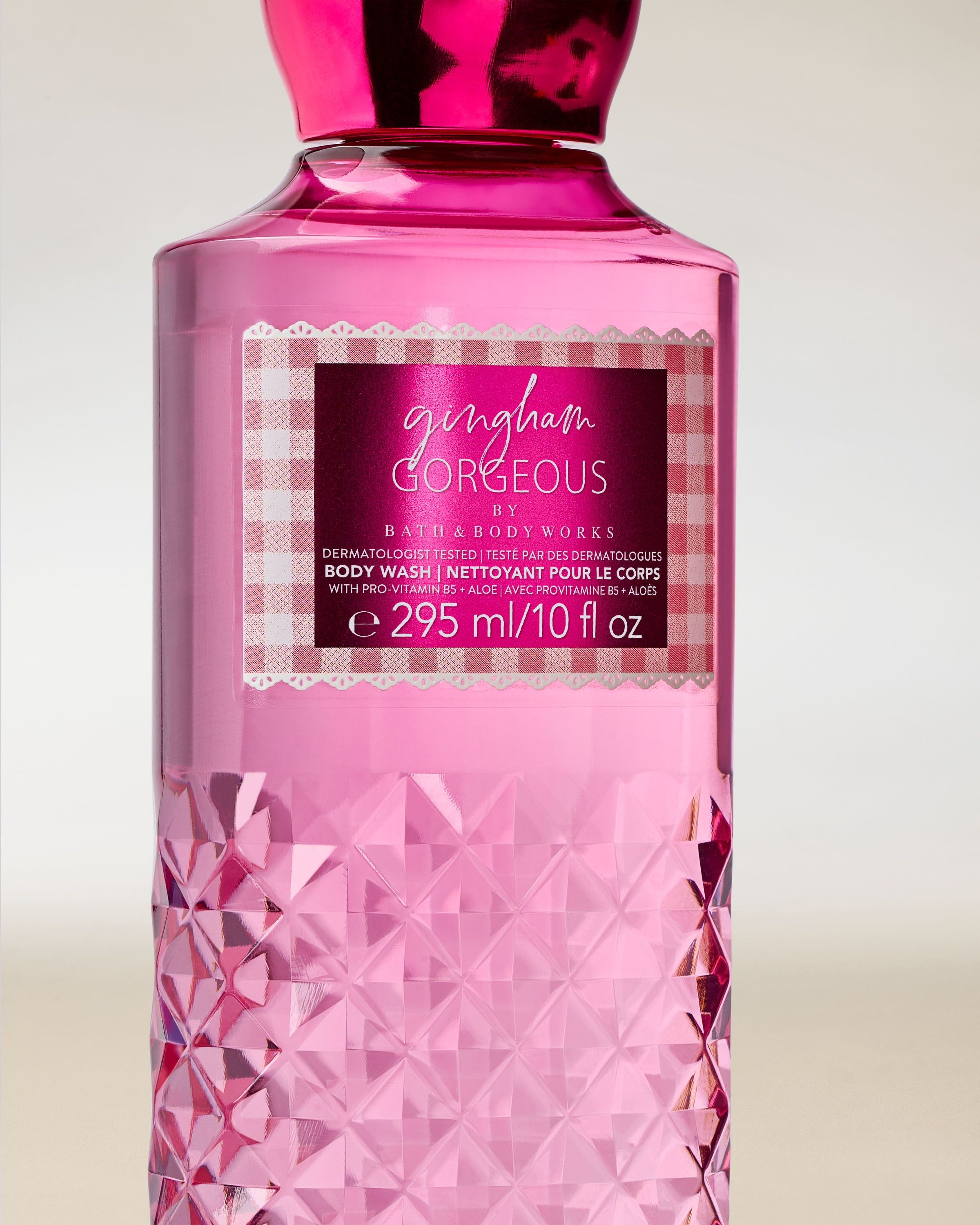 Sprchový gel Bath & Body Works Gingham Gorgeous 295 ml v růžové lahvi s dekorativní strukturou.