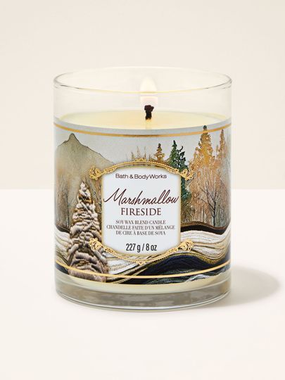 Vonná svíčka Marshmallow Fireside Bath & Body Works se zimní krajinou a zasněženými stromy