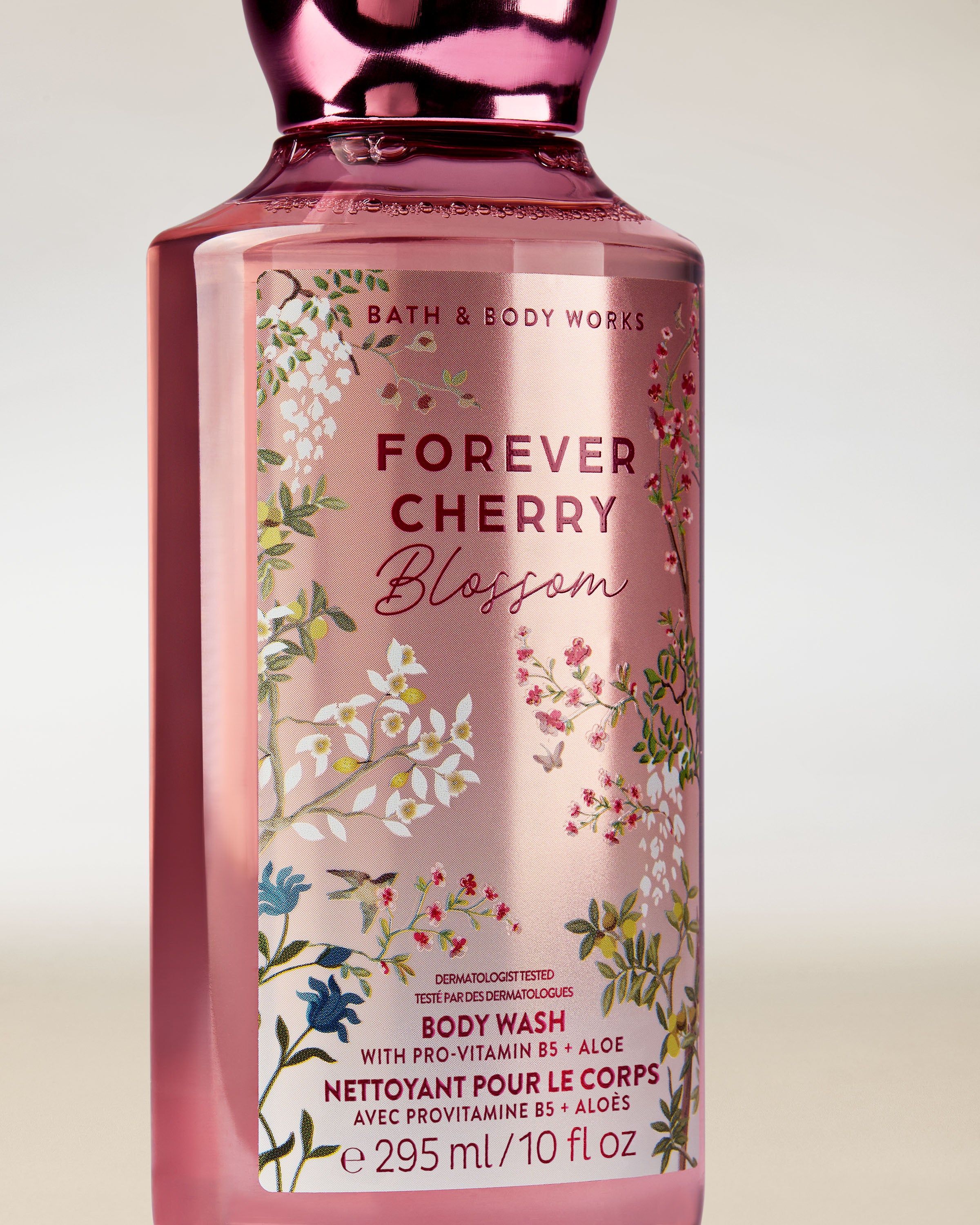 Sprchový gel Bath & Body Works Forever Cherry Blossom 295 ml v růžové lahvi s květinovým štítkem.