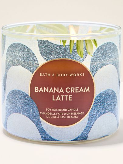 Tříknotová svíčka Banana Cream Latte v ozdobné skleněné nádobě, určená k provonění interiéru jemnou, krémovou vůní.