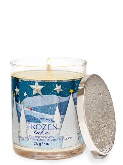 Świeca zapachowa „Frozen Lake” z etykietą przedstawiającą auto w zimowym, gwieździstym krajobrazie, Bath & Body Works.
