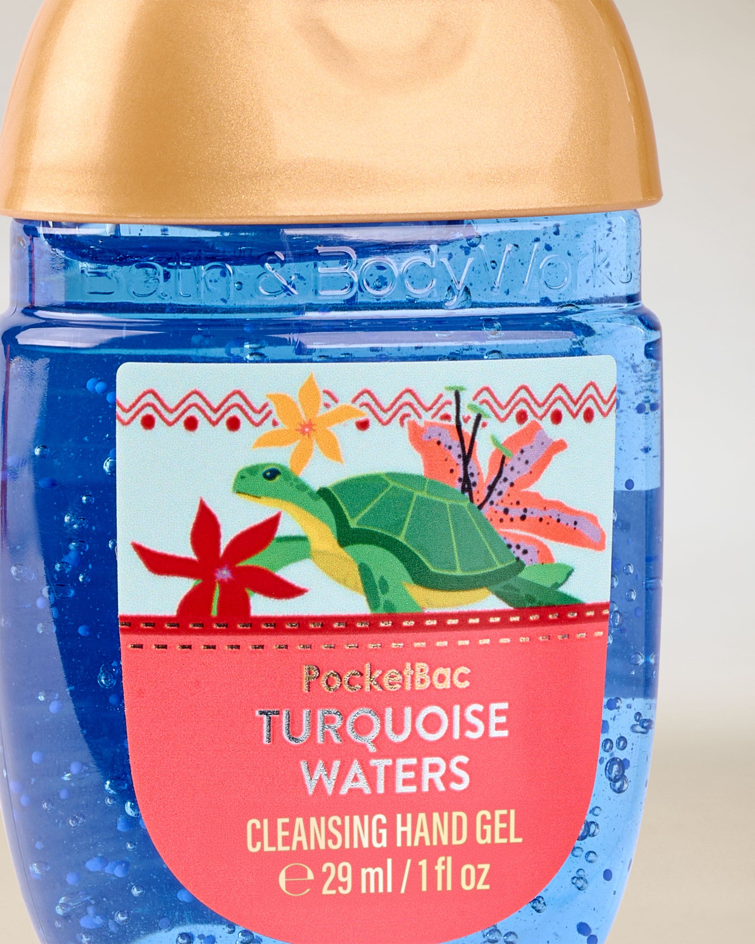 PocketBac Turquoise Waters – gel na ruce v modrém obalu se zlatým víčkem a etiketou s motivem želvy.