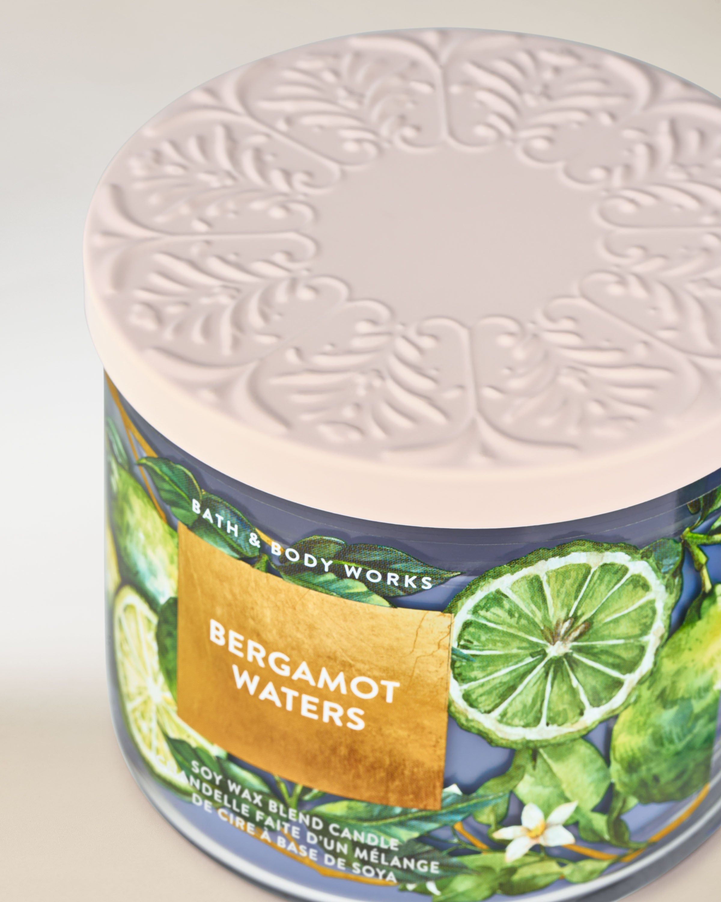 Bath & Body Works Bergamot Waters – svíčka se světlým reliéfním víčkem a citrusovým motivem bergamotu