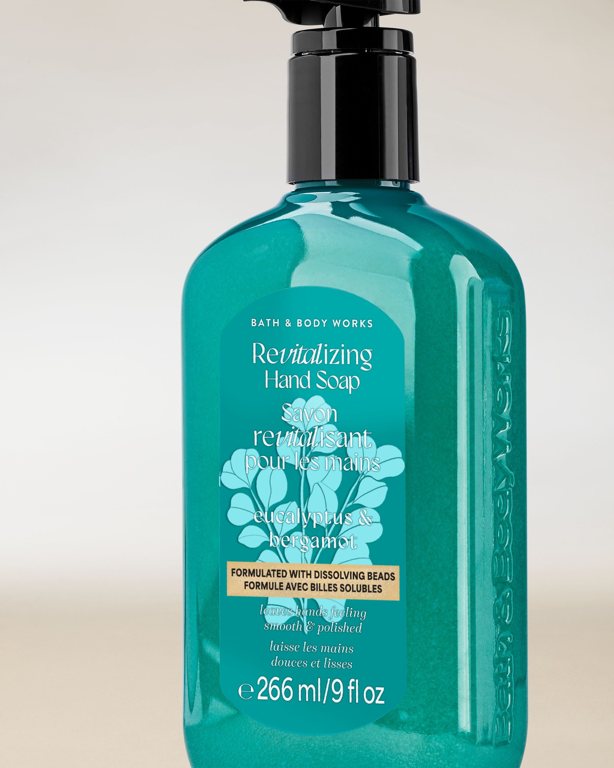 Gel na mytí rukou Bath & Body Works Eucalyptus & Spearmint 266 ml v tyrkysové lahvi s pumpičkou.