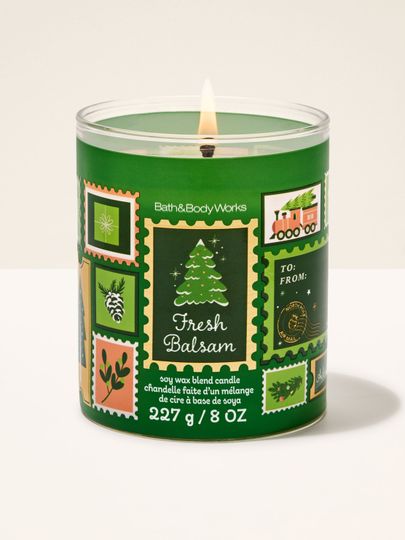 Vonná svíčka Fresh Balsam Bath & Body Works s etiketou ve stylu vánočních známek