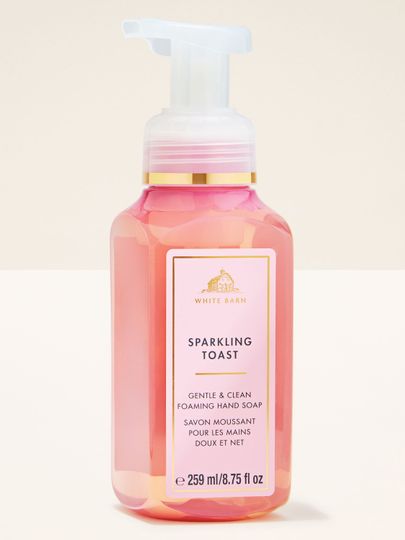 Pěnové mýdlo na ruce Sparkling Toast Bath & Body Works v růžové lahvi s bílou pumpičkou a zlatou etiketou