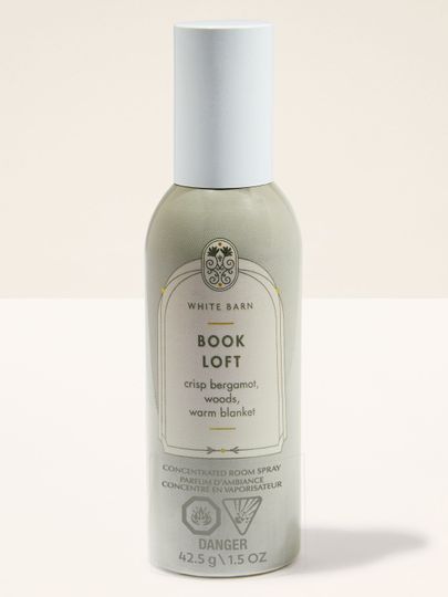 White Barn Book Loft – šedobéžový room spray s tóny bergamotu, dřeva a hřejivé měkkosti.