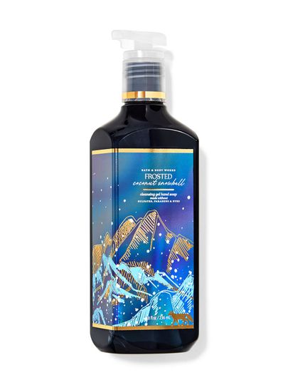 Granatowe mydło do rąk w żelu „Frosted Coconut Snowball” z grafiką ośnieżonych gór i drzew. Bath & Body Works.