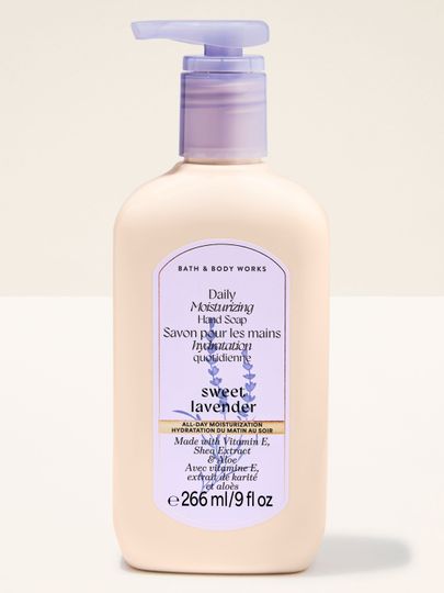 Mýdlo na ruce Sweet Lavender Bath & Body Works v krémové lahvi s levandulovou pumpou a jemnou etiketou.