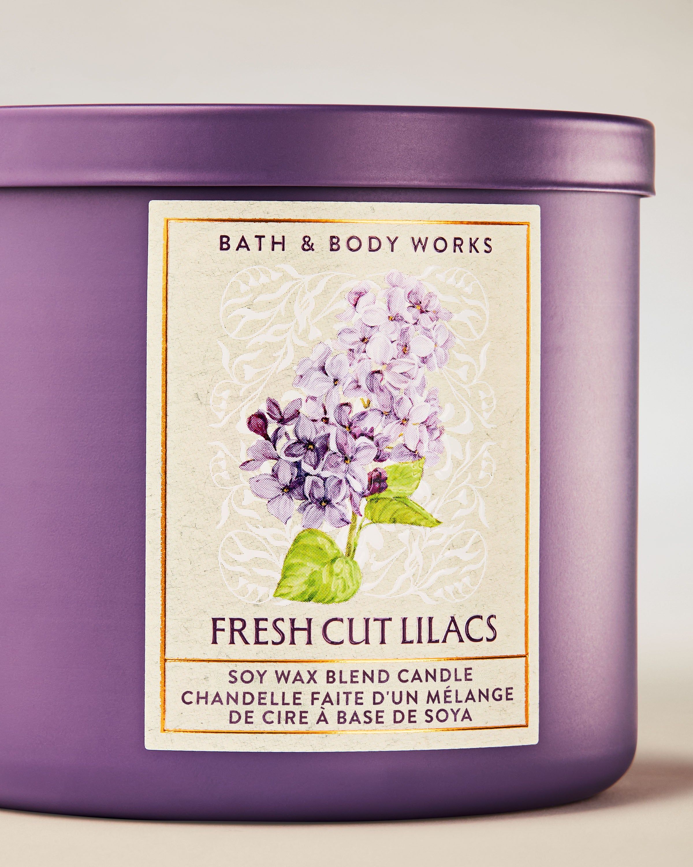 Tříknotová vonná svíčka Bath & Body Works Fresh Cut Lilacs v matné fialové skleněné dóze.