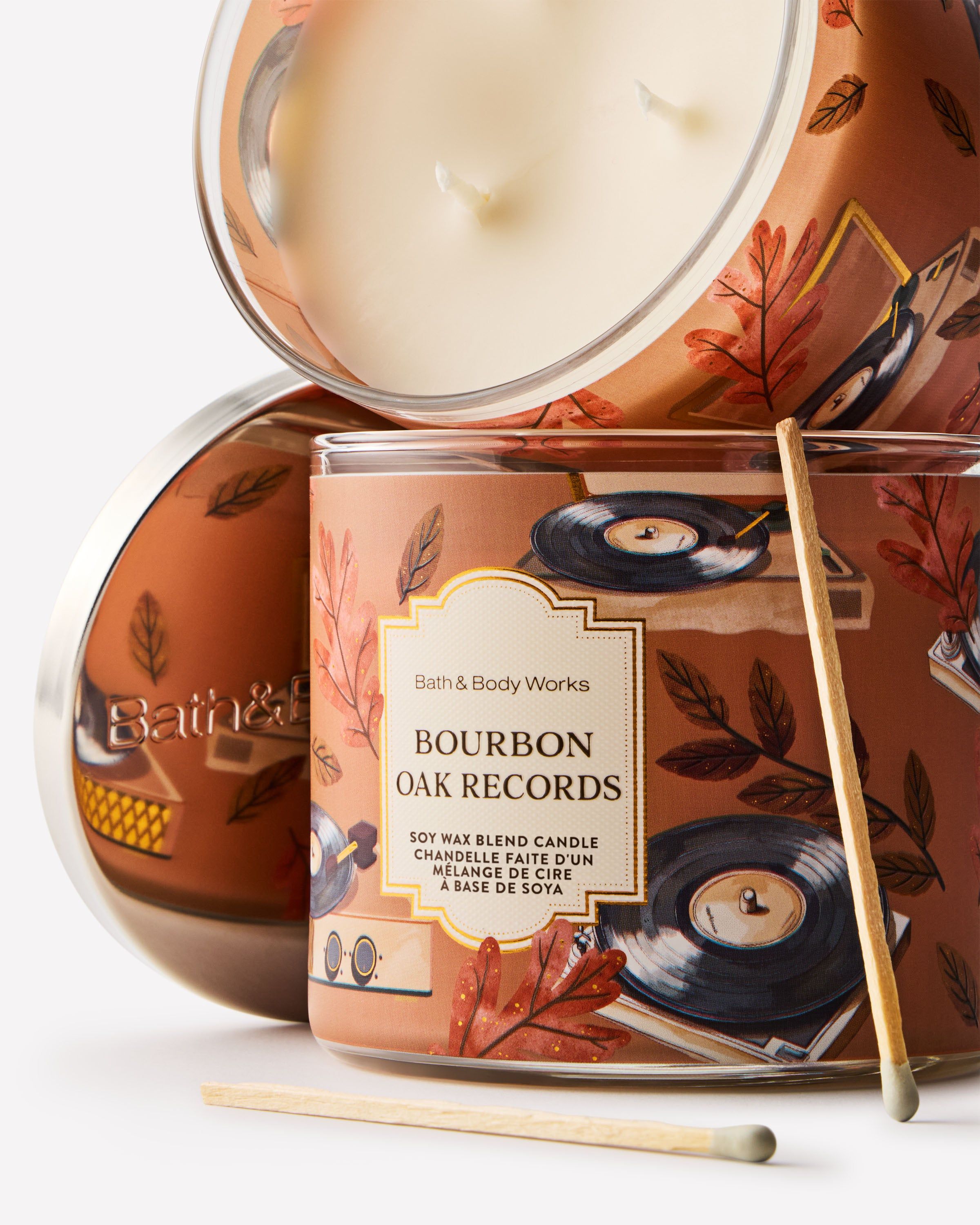 Vonná svíčka Bath & Body Works Bourbon Oak Records ze směsi sójového vosku, 3 knoty