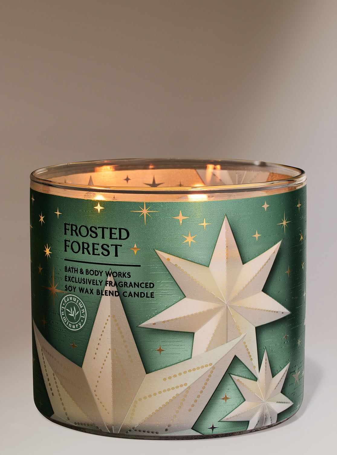 Świeca „Frosted Forest” w szklanym słoiku z jasnoniebieską etykietą i trójwymiarowymi gwiazdami, Bath & Body Works.