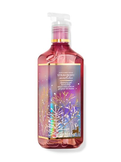 Różowe mydło do rąk w żelu „Strawberry Snowflakes” z połyskującą etykietą i motywami lasu i jelenia. Bath & Body Works.
