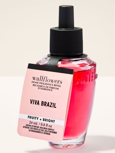 Náplň do Wallflowers Viva Brazil od Bath & Body Works ve skleněné lahvičce s černým knotem a růžovou náplní.