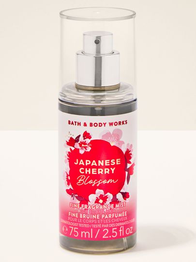 Malá lahvička vonné mlhy Bath & Body Works "Japanese Cherry Blossom" s červenou etiketou a třešňovými květy.