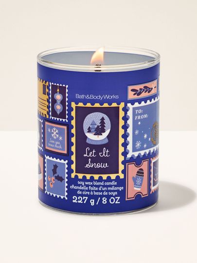 Vonná svíčka Let It Snow Bath & Body Works s jedním hořícím knotem a motivem vánočních známek