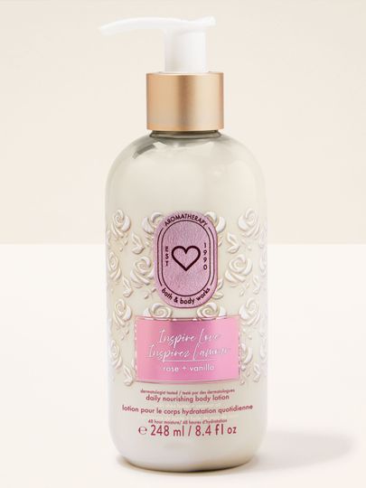 Tělové mléko „Inspire Love” rose+vanilla Aromatherapy – výživná péče v reliéfní lahvi.