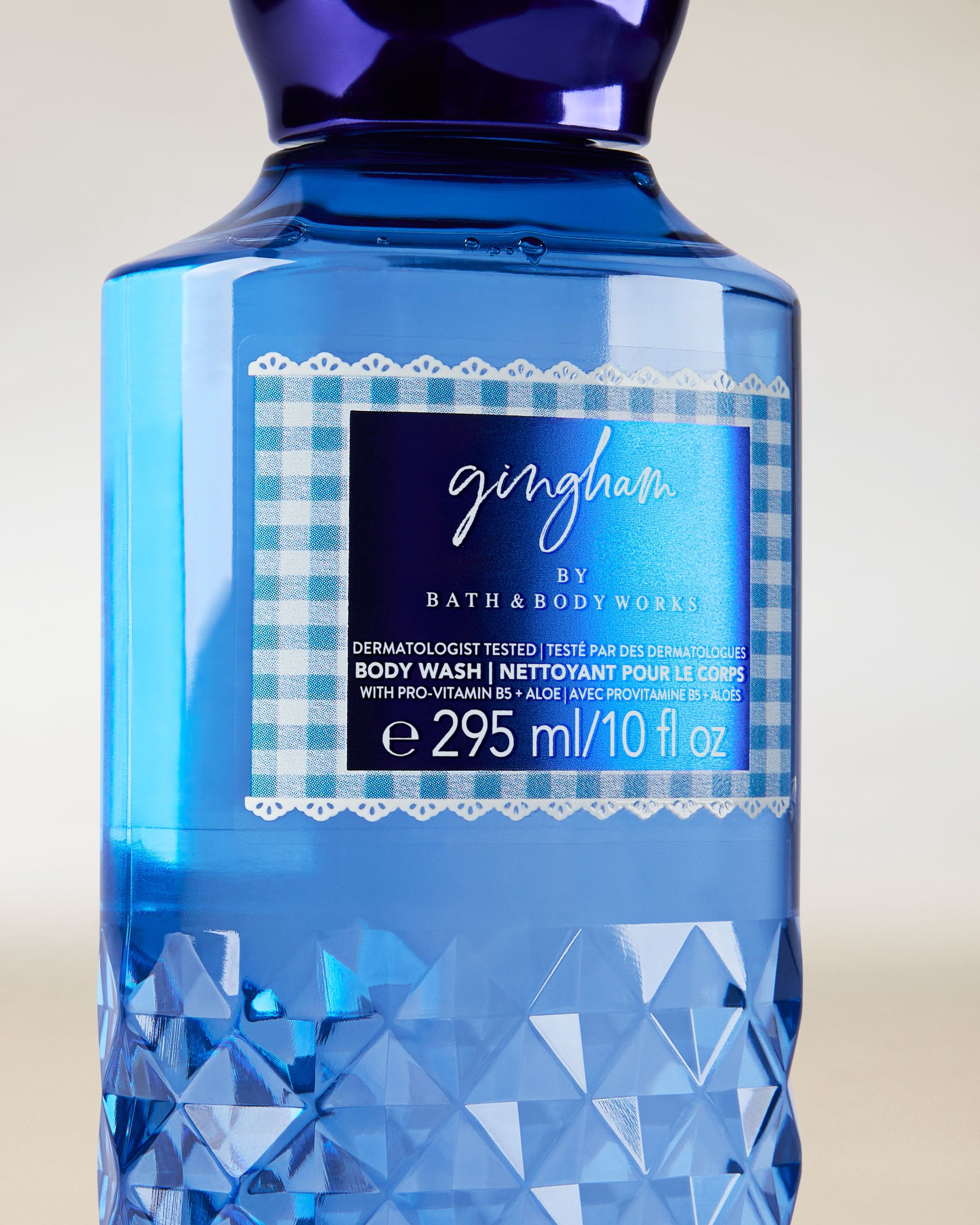 Sprchový gel Bath & Body Works Gingham 295 ml v modré lahvi s dekorativní strukturou.