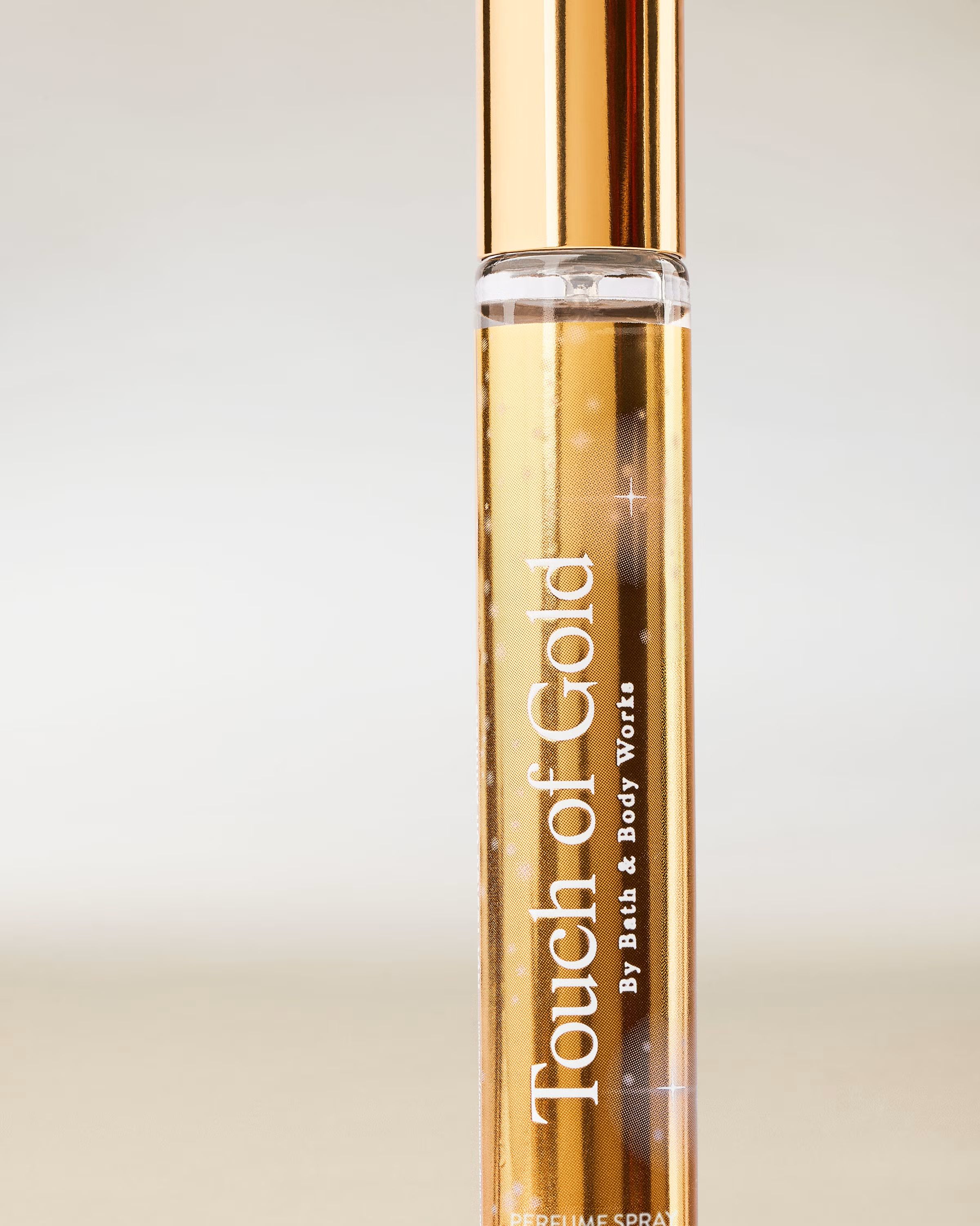 Touch of Gold – parfémový sprej Bath & Body Works ve štíhlé zlaté lahvi z kolekce Touch of Gold