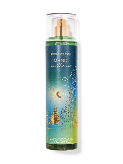 Mgielka zapachowa "Magic in the Air" z motywem zimowego lasu w odcieniach zieleni, niebieskiego i złota. Bath & Body Works.