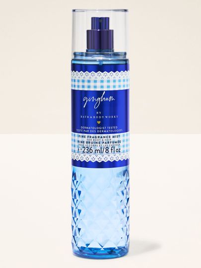 Vonná mlha Bath & Body Works Gingham 236 ml v modrém flakonu s rozprašovačem.