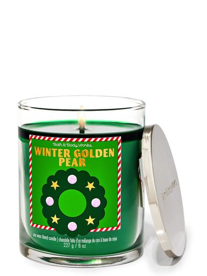 Świeca zapachowa „Winter Golden Pear” z etykietą przedstawiającą wieniec z gwiazdami, Bath & Body Works.