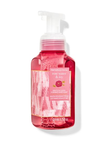 Pěnivé mýdlo na ruce "Rose Water & Ivy" v růžové lahvi s motivem růží a listů. Bath & Body Works.