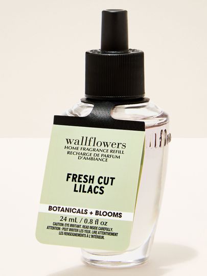 Náplň Wallflowers Fresh Cut Lilacs – svěží květinová vůně v elegantní skleněné lahvičce.