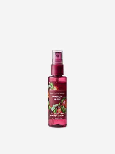 Čisticí sprej na ruce Pumpkin Apple Bath & Body Works při použití